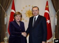 Turkish President Recep Tayyip Erdogan, right, and German Chancellor Angela Merkel shake hands before a meeting in Ankara, Turkey, Feb. 8, 2016.