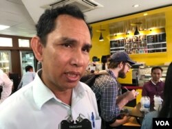 លោក ​អំ សំអាត​ នាយក​រង​ទទួល​បន្ទុក​ផ្នែក​ឃ្លាំ​មើល​និង​ការពារ​សិទ្ធិ​មនុស្ស​នៃ​អង្គការ​លីកាដូ​ និយាយ​ជាមួយអ្នកកាសែត​ នៅក្នុង​ម៉ាត​ ស្ថានីយ៍ប្រេង​សាំង​កាល់​តិច (Caltex)​ អំពី​ការរារាំង​របស់​អាជ្ញាធរ​មាន​សមត្ថកិច្ច​មិន​ឲ្យ​ធ្វើ​ពិធី​រំឭក​ខួបបី​ឆ្នាំ​នៃ​ការ​សម្លាប់​លោក​កែម ឡី នៅ​រាជធានី​ភ្នំពេញ​ ថ្ងៃទី​១០ ខែ​កក្កដា​ ឆ្នាំ​២០១៩។ (ហ៊ុល រស្មី​/VOA)