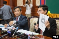 លោក ប្រាក់ សំអឿន​ (ឆ្វេង) អគ្គនាយកដ្ឋាន​នៃ​អគ្គនាយកដ្ឋាន​រដ្ឋបាល​ក្រសួង​មហាផ្ទៃ​ និង​លោក ប៊ុន ហុន (ស្តាំ) អនុរដ្ឋលេខាធិការ​ក្រសួង​មហាផ្ទៃ​ ក្នុង​សន្និសីទ​សារព័ត៌មាន​ស្តីពី​សមាជ​វិសាមញ្ញ​របស់​គណបក្ស​សង្គ្រោះ​ជាតិ​ កាលពី​ថ្ងៃទី៣​ ខែ​មីនា​ ឆ្នាំ​២០១៧។ (ហ៊ាន សុជាតា/VOA)