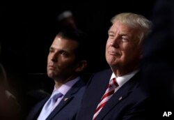 지난해 7월 20일 클리블랜드에서 진행된 공화당 전당대회에 나란히 참석한 도널드 트럼프(오른쪽) 당시 대선 경선후보와 장남 트럼프 주니어.