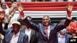 Abdul Rahim Hamdan Dagalo (R), naibu kamanda wa RSF kakake Dagalo, akifuatana na mwenyekiti wa SPLA-North Abdelaziz al-Hilu (L), wakiwasili kwenye mkutano