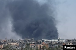 Asap mengepul saat serangan udara Israel, di tengah konflik yang sedang berlangsung antara Israel dan Hamas, di Rafah, di selatan Jalur Gaza, 24 Mei 2024. (Foto: REUTERS/Mohammed Salem)