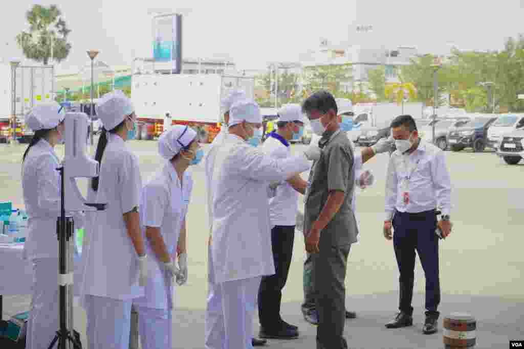 ទិដ្ឋភាព​កម្ពុជា​ត្រៀម​ទទួល​វ៉ាក់សាំង​​បង្ការ​ជំងឺ​កូវីដ១៩ SARS-CoV2 (Sinopharm) មក​​ពីប្រទេស​ចិន​ នៅ​អាកាស​យានដ្ឋាន​អន្តរជាតិ​ភ្នំពេញ​ ថ្ងៃទី៧​ ខែ​កុម្ភៈ​ ឆ្នាំ​២០២១​។&#160;(ខាន់​ សុគុំ​មនោ​/វីអូអេ)