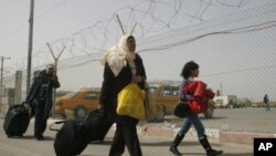 이집트에서 라파 통로를 지나 봉쇄된 가자 지구로 돌아오는 팔레스타인인들의 모습.