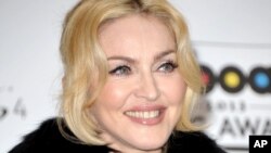 Madonna setelah menerima penghargan dari Billboard Music Awards di MGM Grand Garden Arena, Las Vegas (19/5).