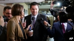 데빈 누네스 미 하원 정보위원장이 지난 28일 워싱턴 의회에서 가진 공화당 지도부와의 회동에 앞서 기자들의 질문에 답하고 있다.