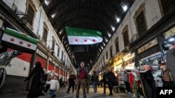 Американските власти продолжија со своите напори, делумно фокусирани на тоа дека терористичките групи како што е Исламската држава не можат да го искористат периодот на транзиција како шанса за освојување територија.