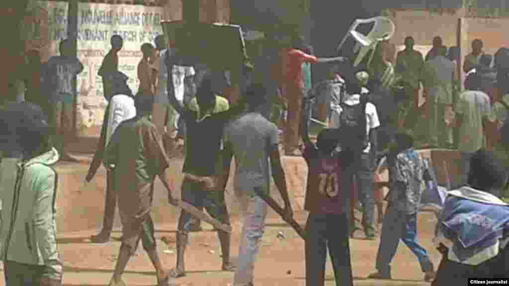 Matasa masu zanga-zanga a Niamey, Nijer, Janairu 18, 2015.