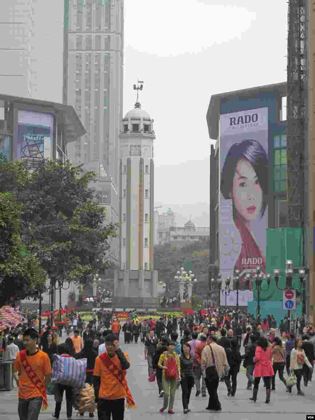 A city scene in Chongqing, China. Photo taken April, 2012. (VOA/Ming Zhang) 