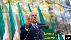 Rudy Giuliani, mantan wali kota New York berpidato mengenai perubahan rezim di Iran, di luar markas PBB, 24 September 2019. 