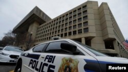 Sebuah mobil polisi diparkir di depan gedung FBI di Washington DC (foto: dok). 