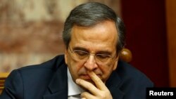 PM Yunani Antonis Samaras terlihat pada saat putaran terakhir pemilihan presiden yang gagal memilih presiden baru di Athena, 29/12/2014. ia mengusulkan diadakannya pemilu dini 25/1/2014. 