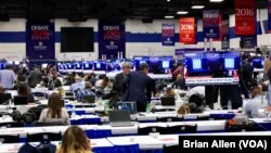 ក្រុម​អ្នក​សារព័ត៌មាន​កំពុង​រង់​ចាំ​នៅ​សាកល​វិទ្យាល័យ Hofstra ជា​ទី​ដែល​បេក្ខជន​ប្រធានាធិបតី​ទាំង​ពីរ​នឹង​សួរ​ដេញ​ដោល​គ្នា​ជា​លើក​ដំបូងក្នុង​យុទ្ធនាការ​ឃោសនា​បោះ​ឆ្នោត​អាមេរិក។​