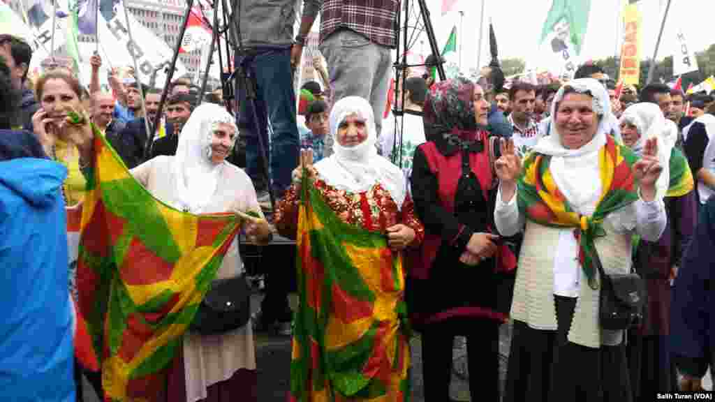 HDP rally in Istanbul, June 8, 2015.&nbsp;For the first time, the pro-Kurdish People&#39;s Democratic Party (HDP) clears the 10 percent vote count threshold it needed to join parliament. (Salih Turan/VOA Kurdish)