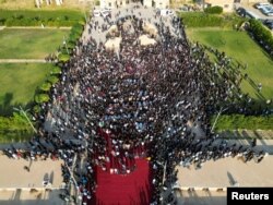 เพื่อนฝูงและญาติร่วมพิธีศพผู้เสียชีวิตจากไฟไหม้ในงานแต่งที่ฮัมดานิยา อิรัก 27 กันยายน 2023.