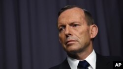 នាយក​រដ្ឋ​មន្រ្តី​អូស្រ្តាលី លោក Tony Abbott ផ្អាក​មួយ​ភ្លែត​ នៅ​ពេល​លោក​ថ្លែង​ទៅ​កាន់​សារព័ត៌មាន​នៅ​ក្នុង​សន្និសីទ​កាសែត​មួយ​នៅ​ឯ​សភា​នៅ​ក្នុង​ក្រុង​កង់បេរ៉ា (Canberra) ប្រទេស​អូស្រា្តលី​កាលពី​ថ្ងៃទី២៩ ខែមេសា ឆ្នាំ២០១៥។