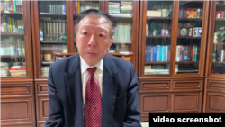 周孝正教授接受美国之音采访(视频截图)