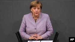 La chancelière allemande Angela Merkel prononce son discours sur l'Union européenne au parlement allemand Bundestag à Berlin, le 27 avril 2017.