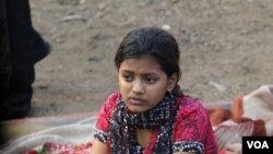Rubina Ali, pemeran Latika dalam 'Slumdog Millionaire,' setelah kebakaran menghancurkan rumahnya di daerah kumuh Gharib Nagar, Sabtu (5/3).