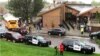 Polisi berkumpul di luar pusat rekreasi di Denver setelah terjadi insiden penembakan di STEM School Highlands Ranch, pada 8 Mei 2019. (Foto: AP/David Zalubowski)