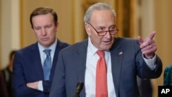 Pemimpin mayoritas Senat AS Chuck Schumer berbicara dalam konferensi pers di Gedung Capitol, Washington, pada 17 Januari 2024. (Foto: AP/Mariam Zuhaib)
