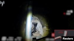 Sebuah terowongan di bawa Rumah Sakit Al-Shifa di Jalur Gaza yang menurut militer Israel digunakan oleh para militan Palestina, Minggu, 19 November 2023. (Foto: Israeli Defence Force/Reuters)