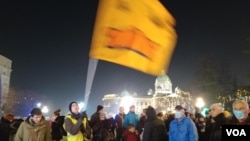 ARHIVA - Protest "Za čist vazduh" ispred zdanja Skupštine grada Beograda i protesna šetnja do Vlade Srbije održani su u petak uveče u organizaciji Inicijative "Ne davimo Beograd" i Građanskog fronta. (Foto: VOA/Veljko Popović)