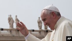 សម្តេចប៉ាប​ Francis ស្វាគមន៍​អ្នក​គាំ​ទ្រ​របស់​ព្រះ​អង្គ​ក្នុង​កិច្ច​ជួបជុំ​ប្រចាំ​សប្តាហ៍​នៅ​ឯ​ទីលាន​ St. Peter's Square នៃ​បុរីវ៉ាទីកង់​ កាលពីថ្ងៃទី៩ ខែកញ្ញា ឆ្នាំ២០១៥។