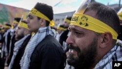 Seorang pendukung Hizbullah menangis saat pemakaman mantan pemimpin Hizbullah Hassan Nasrallah dan penggantinya, Hashem Safieddine, di Beirut, 23 Februari 2025. (Foto: AP)