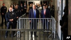 "Ovaj slučaj je o zavjeri za prevaru", rekao je poroti tužilac Matthew Colangelo. "Optuženi, Donald Trump, organizovao je kriminalnu šemu da korumpira predsjedničke izbore 2016."