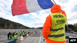 Un gilet jaune manifeste vers Marseille en France le 9 décembre 2018.