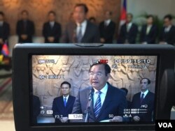 លោក ប្រាក់ សុខុន រដ្ឋមន្រ្តីក្រសួងការបរទេសកម្ពុជា ថ្លែងក្នុងពិធីចុះហត្ថលេខាលើលិខិតប្តូរសារនៃគម្រោងជំនួយឥតសំណងរបស់ជប៉ុន ដែលមានទឹកប្រាក់ប្រមាណជា៣៥លានដុល្លារ ដើម្បីអភិវឌ្ឍន៍ហេដ្ឋារចនាសម្ព័ន្ធនៅកម្ពុជា នៅថ្ងៃទី៣ ខែតុលា ឆ្នាំ២០១៧។ (កាន់ វិច្ឆិកា/VOA)