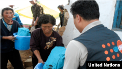 유엔인구기금, UNFPA 직원이 북한 주민들에게 의약품 등 지원물품을 나눠주고 있다. (자료사진)