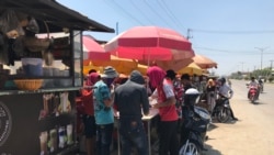 កម្មករហូបអាហារជុំៗគ្នានៅក្នុងម៉ោងសម្រាកបាយថ្ងៃត្រង់ នៅរោងចក្រ Y & W Garment ថ្ងៃទី៥ ខែមីនា ឆ្នាំ២០២១។ (ហ៊ុល រស្មី/វីអូអេ)