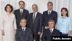 هفت رهبر جامعه بهایی امور اداری جامعه بهاییان را انجام می دادند.