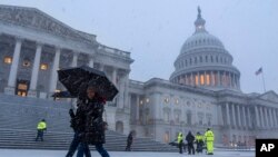 ผู้คนเดินฝ่าหิมะผ่านอาคารรัฐสภาสหรัฐฯ ในกรุงวอชิงตัน ขณะเกิดพายุหิมะ เมื่อ 11 ก.พ. 2568