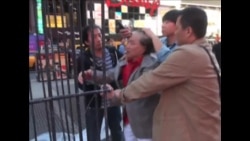 时报广场上演行为艺术 呼吁释放王炳章