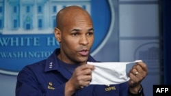 រូបឯកសារ៖ លោក Jerome Adams​ កាន់​ម៉ាស់​ក្នុង​ពេល​ធ្វើ​សន្និសីទ​សង្ខេប​អំពី​វីរុស​កូរ៉ូណា នៅ​សេត​វិមាន កាល​ពី​ខែ​មេសា ២០២០។