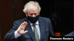 보리스 존슨 영국 총리가 9일 런던 다우닝가의 총리관저를 나서고 있다.