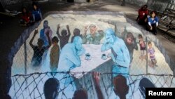 Karya seni tiga dimensi yang menampilkan Presiden Rusia Vladimir Putin dan Presiden AS Barack Obama yang dibuat oleh seniman Eduardo Relero dan ditampilkan di New York. (Foto: Dok)