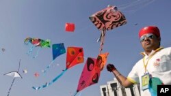 International Kite Festival di Ahmadabad, India, Selasa, 11 Januari 2011. Kompetisi layang-layang tahunan India menimbulkan korban jiwa pada tahun ini karena para peserta menggunakan benang dengan lapisan khusus untuk memutuskan tali layang-layang lawan. (Foto: AP)