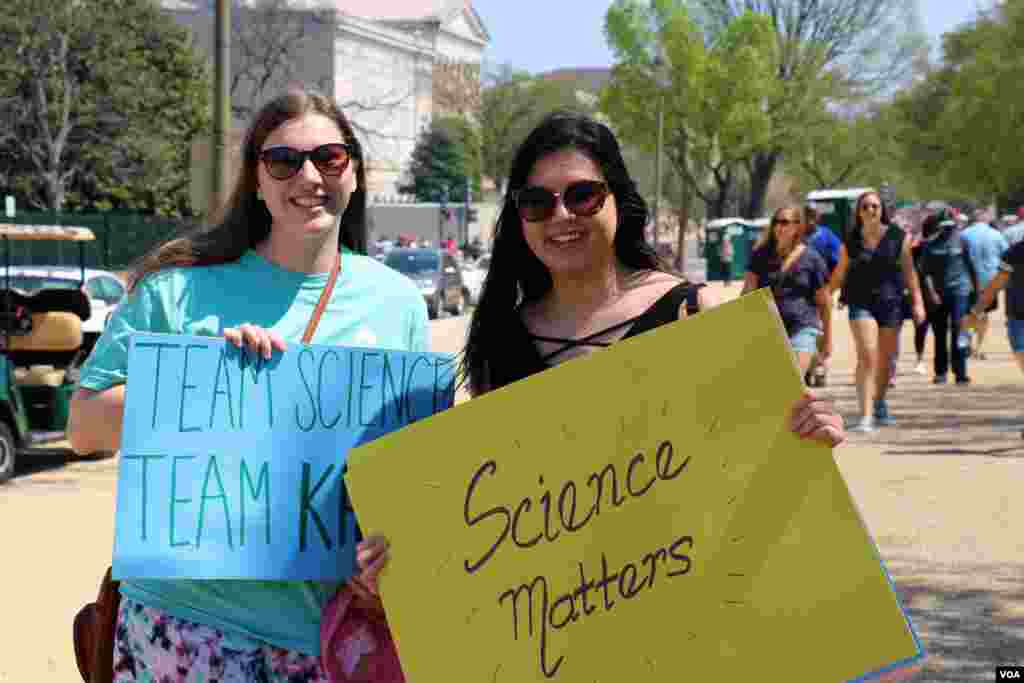 مایک پمپئو روز پنجشنبه از تحریم جدید بخش پتروشیمی ایران خبر داد و گفت صنعت نفت منبع درآمد برای فعالیت‌های شریرانه رژیم ایران است.