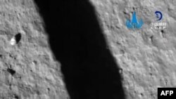 중국 국가항천국(CNSA)은 무인 달 탐사선인 창어5호가 1일 달 착륙에 성공했다며 탐사선에서 찍은 달 표면 사진을 공개했다.