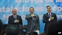 Presiden Guatemala Jimmy Morales (tengah), menyanyikan lagu kebangsaan dalam peresmian lapangan sepak bola di Mixco, Guatemala, 17 September 2018. 