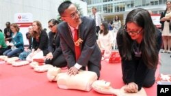 Pertolongan pertama yang berupa melakukan tindakan CPR (cardiopulmonary resuscitation) tidak sulit dipelajari. Banyak organisasi mengajarkan teknik CPR (foto: dok).
