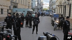 Les forces de police gardent le palais de justice d'Alger, mardi 10 janvier 2019. Deux anciens premiers ministres algériens ont été reconnus coupables et condamnés à la prison mardi pour des accusations de corruption lors d'un procès historique.