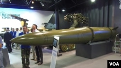 2014俄罗斯国防武器出口展上，伊斯康德尔-M战术导弹系统所携带的导弹。（美国之音白桦拍摄）