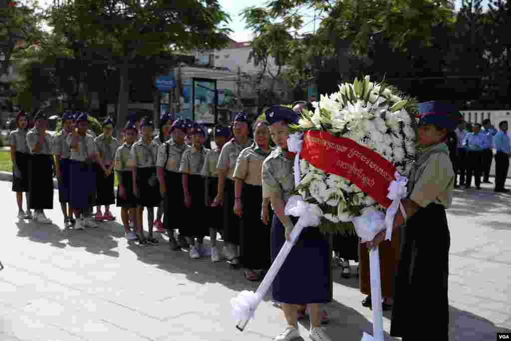 កម្រង​ផ្កា​មក​ពី​ស្ថាប័ន​នានា​ ត្រូវ​បាន​ដាក់​​ថ្វាយព្រះ​វិញ្ញាណក្ខន្ធ​ព្រះ​ករុណា​ព្រះ​បាទ​សម្តេច​នរោត្តម​​​ សីហនុ​ ព្រះ​បរម​រដ្ឋនកោដ្ឋ​ខួប​បី​ឆ្នាំ​នៃ​ថ្ងៃ​ដែល​ព្រះ​អង្គ​បាន​សោយ​ទីវង្គត ដែល​ប្រារព្ធ​ឡើង​នៅបូជនីយដ្ឋាន​តម្កល់​រូប​សំណាក​ព្រះ​បរមរតនកោដ្ឋ​​ នៅ​លើ​មហាវិថី​សីហនុ នៅ​រាជធានី​ភ្នំពេញ​ នៅ​ព្រឹក​ថ្ងៃ​ទី​១៥​តុលា​នេះ។​​អតីត​ព្រះ​មហាក្សត្រ​ព្រះបាទ​​នរោត្តម​ សីហនុ​សោយទី​វង្គត​ដោយសារ​ជំងឺ​គាំង​បេះ​ដូង​នៅ​ព្រះជន្មាយុ​៨៩​ព្រះ​វស្សា នៅទីក្រុង​ប៉េកាំង​នៃ​ប្រទេស​ចិន​កាលពី​ថ្ងៃ​ទី​១៥​តុលា​ឆ្នាំ​២០១២។(​ឡេង ឡែន /VOA)