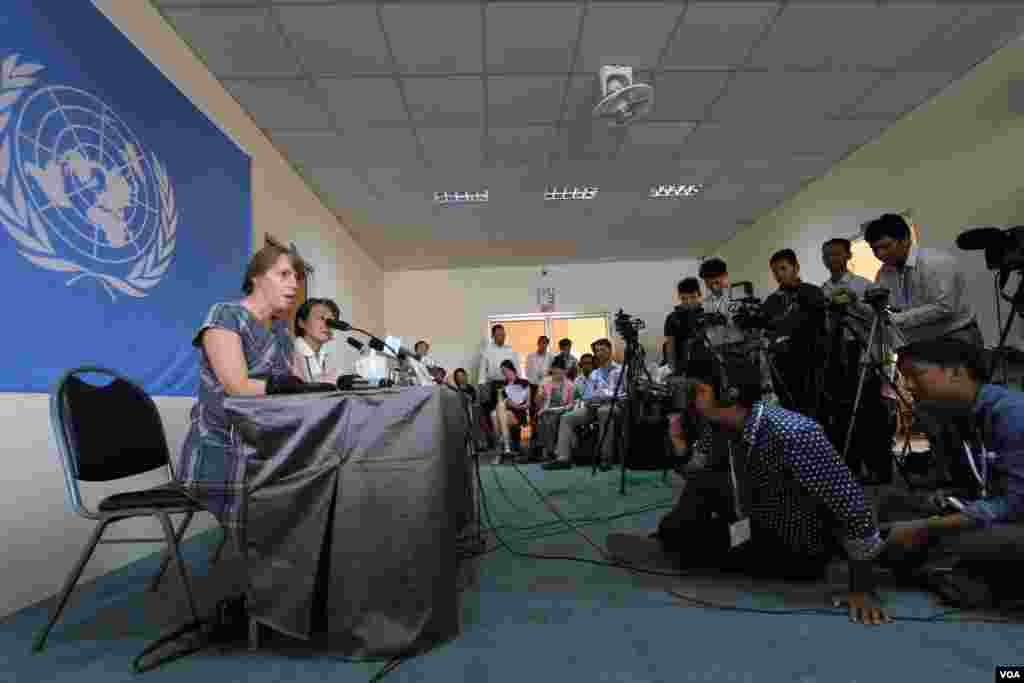 លោកស្រី ​រ៉ូណា ស្មីត​ អ្នករាយការណ៍ពិសេស​អង្គការ​សហប្រជាជាតិ ​ថ្លែងការណ៍​នៅក្នុង​សន្និសីទ​​សារព័ត៌មាន​អំពី​ស្ថានភាព​សិទ្ធិមនុស្ស​នៅ​កម្ពុជា​នា​ឱកាស​ចុង​បញ្ចប់​បេសកកម្ម​នៅ​ការិយាល័យ​ទីភ្នាក់ងារ​អ.ស.ប.ទទួល​បន្ទុក​ខាង​ជន​ភៀស​ហៅ​កាត់ថា​&nbsp;UNHCR ​នាទីក្រុងភ្នំពេញ​ កាលពីថ្ងៃ​ព្រហស្បតិ៍ ទី​៣១​ខែមីនា​នេះ។​ លោកស្រី​ប្រាប់​អ្នក​សារព័ត៌មាន​​ថា​ស្ថានភាព​សិទ្ធិមនុស្ស​នៅ​កម្ពុជា​មាន​លក្ខណៈ​ធ្ងន់ធ្ងរ​ជាង​ទស្សនកិច្ចរបស់​លោកស្រី​លើក​មុន។​ (​ឡេង ឡែន/VOA)