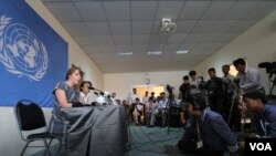 រូបឯកសារ៖ លោកស្រី​រ៉ូណា ស្មីត​ អ្នករាយការណ៍ពិសេស​អង្គការ​សហប្រជាជាតិ​ថ្លែងការណ៍ក្នុង​សន្និសីទសារពត៏មានអំពី​ស្ថានភាព​សិទ្ធិមនុស្ស​នៅ​កម្ពុជា​នា​ឱកាស​ចុងបញ្ចប់​បេសកកម្ម​នៅ​ការិយាល័យ​ទីភ្នាក់ងារ​អ.ស.ប.ទទួល​បន្ទុក​ខាង​ជន​ភៀស​ហៅ​កាត់ថា​ UNHCR ​នាទីក្រុងភ្នំពេញ​នៅថ្ងៃ​ព្រហស្បតិ៏​ទី​៣១​ ខែមិនា​ ឆ្នាំ២០១៦។​ (​ឡេង ឡែន/VOA)